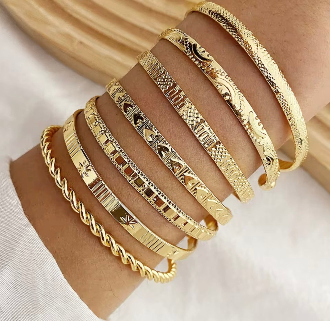 Punk Armbandset Gold – 7-teilig, Herzdetails, offene Metallarmreifen für Damen, Mode 2024
