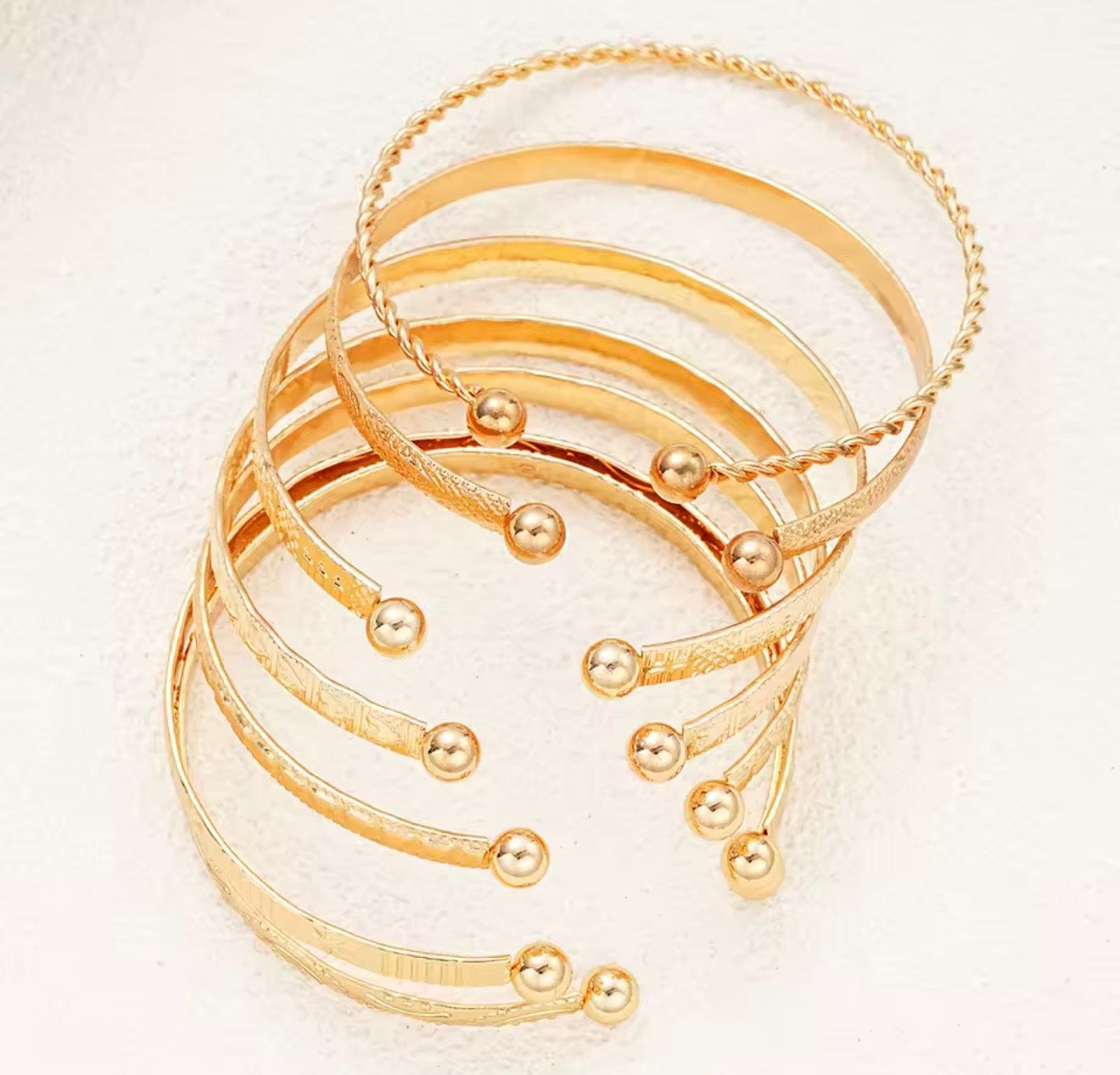 Punk Armbandset Gold – 7-teilig, Herzdetails, offene Metallarmreifen für Damen, Mode 2024