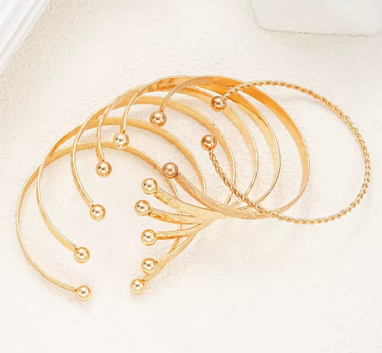 Punk Armbandset Gold – 7-teilig, Herzdetails, offene Metallarmreifen für Damen, Mode 2024