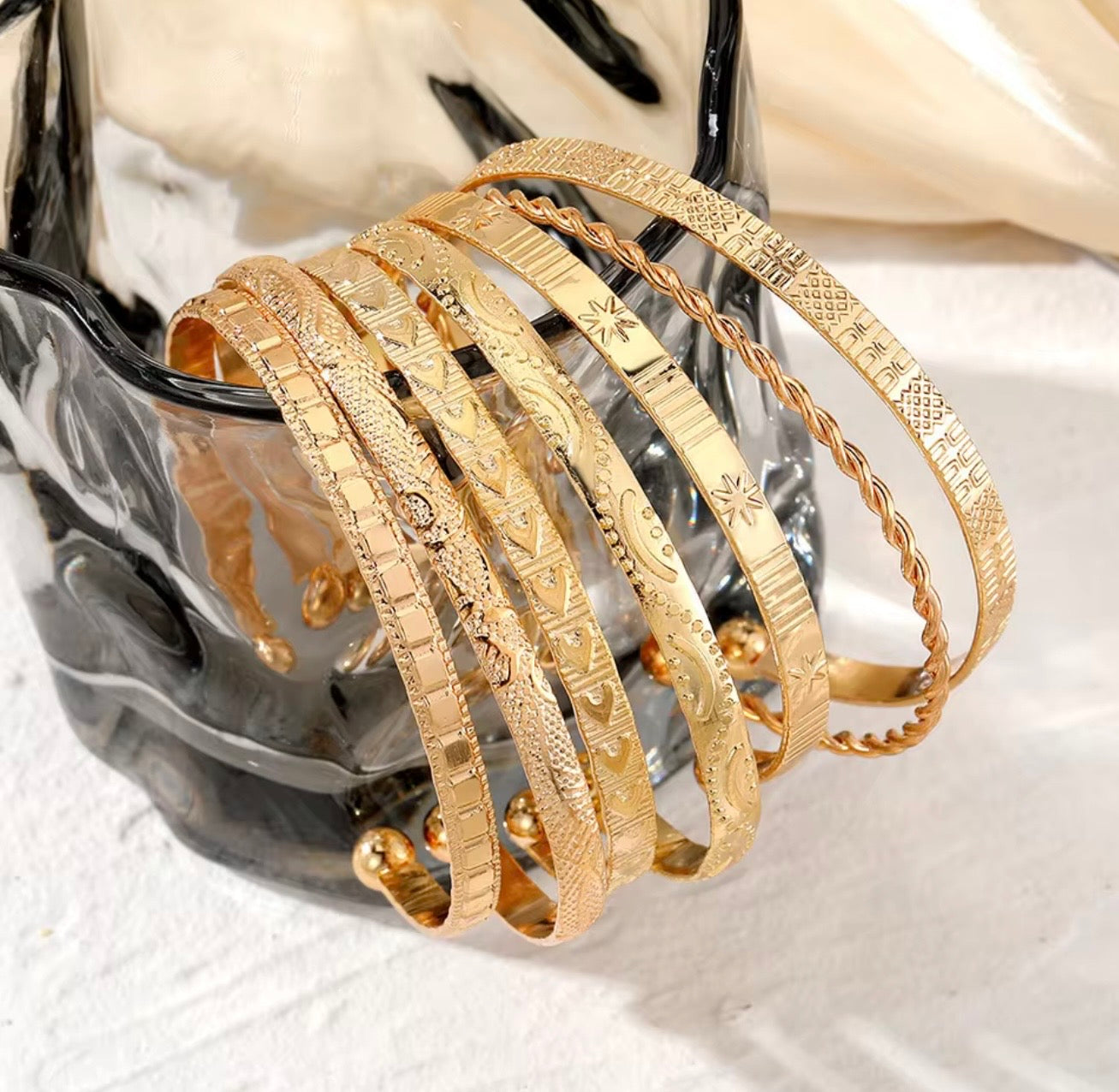 Punk Armbandset Gold – 7-teilig, Herzdetails, offene Metallarmreifen für Damen, Mode 2024